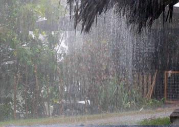 صورة أمطار غزيرة على ملعب مباراة الأهلي وحوريا الغيني