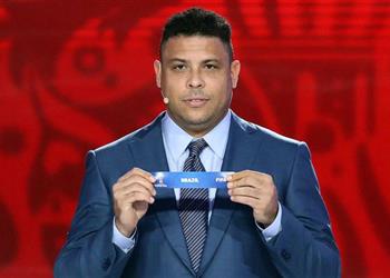 الظاهرة رونالدو يختار التشكيل الأفضل تاريخي ا