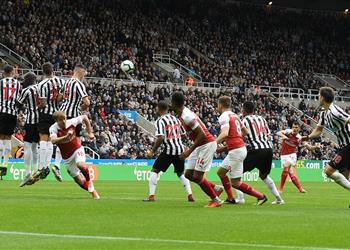 فيديو محمد النني يغيب عن فوز آرسنال أمام نيوكاسل