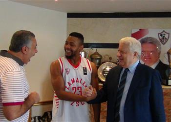 تفاصيل جلسة رئيس الزمالك مع لاعب السلة الجديد الأمريكي تيريل ستوجلين