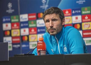 فان بوميل طلبت من لاعبي آيندهوفن ألا يطلبوا من ميسي قميصه