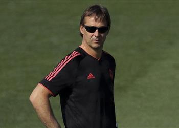 صحيفة إسبانية تكشف تفاصيل جلسة سرية بين بيريز ومدرب ريال مدريد حول برشلونة