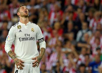 لاعب أتلتيكو مدريد هجوم راموس جريزمان يتحدث في الملعب فقط