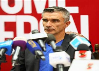 كارتيرون يعقد مؤتمر ا صحفي ا للحديث عن مباراة حوريا وفتح مران الأهلي الأخير للإعلام