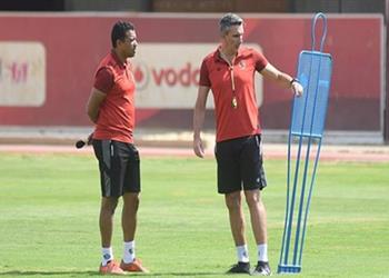 كارتيرون يعقد محاضرة بالفيديو مع لاعبي الأهلي استعداد ا لحوريا الغيني