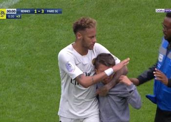 فيديو تصرف رائع من نيمار بعد اقتحام طفل لمباراة باريس سان جيرمان ورين