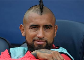 فيدال ينتقد تقنية الـ VAR بعد تعادل برشلونة مع جيرونا