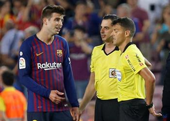 بيكيه يفتح النار على حكم مباراة جيرونا تاريخك ضد برشلونة يتحدث عن نفسه