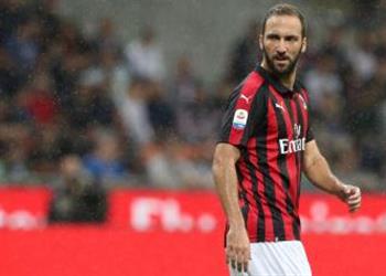 هيجواين يثير القلق في ميلان