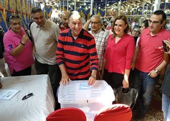 الخطيب يصل مقر الأهلي ويصوت على لائحة النظام الأساسي