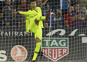 برشلونة يفاضل بين نجمي إنتر ميلان وأياكس لخلافة بيكيه