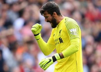 أليسون يكشف لاعب برشلونة شجعني على الانتقال إلى ليفربول