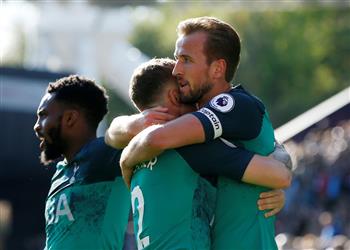 هاري كين يدخل تاريخ توتنهام بهدفيه أمام هدرسفيلد