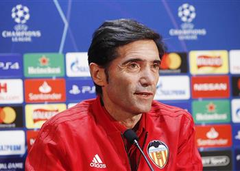 مدرب فالنسيا تعلمنا من أخطائنا ومواجهة مانشستر يونايتد نهائي لنا