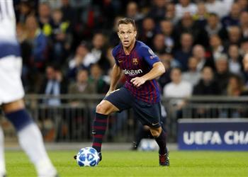 ميسي يبعث برسالة خاصة لأرثر بعد الفوز على توتنهام