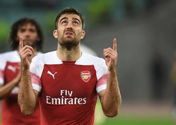 سوكراتيس محظوظ بهدفي أمام كاراباكا وآرسنال نجح في الفوز بمباراة صعبة