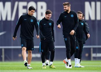 صورة ميسي وبيكيه يحرجان ويكذبان صحفي إسباني