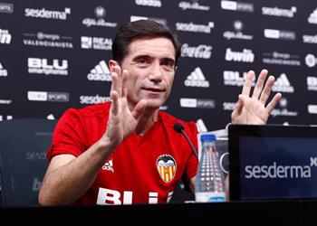 مدرب فالنسيا قبل صدام برشلونة آمل ألا يكون ميسي في يومه