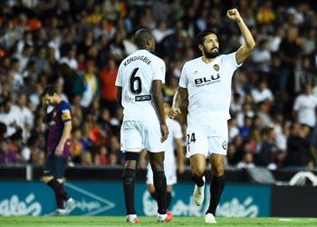 فيديو فالنسيا يحرم برشلونة من الصدارة بتعادل محبط في الليجا