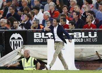 مدرب فالنسيا نستحق الفوز على برشلونة وإصابة جيديس غيرت المباراة