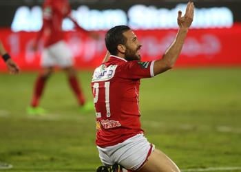 علي معلول يغادر الأهلي إلى تونس بسبب الإصابة