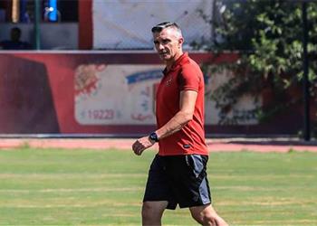 كارتيرون يدرس الدفع بهذا اللاعب في مركز الظهير الأيمن تعويض ا لغياب ثلاثي الأهلي