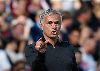 تقارير مانشستر يونايتد يخطط للتعاقد مع مدافع برشلونة