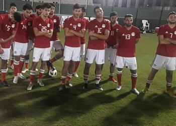 رئيس بعثة المنتخب الاولمبي يجتمع بشوقي غريب واللاعبين قبل ودية الامارات الثانية