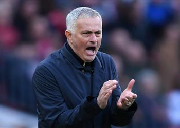 مورينيو يطلب من مانشستر يونايتد ضم مدافع فيورنتينا