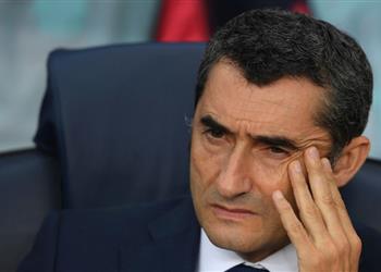 موندو ديبورتيفو مدافع جديد من الدوري الإنجليزي على رادار برشلونة