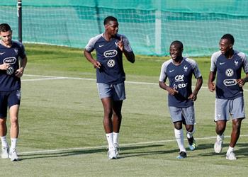 مدافع فرنسا عن علاقته بوالده لا أعرف عنه شيئا