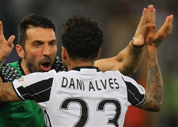 بوفون يكشف حديث ألفيس بشأن لقب دوري أبطال أوروبا