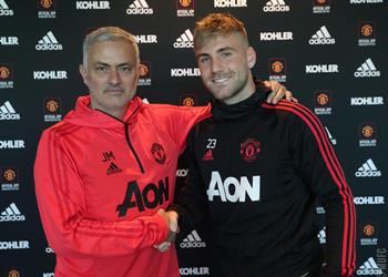 رسمي ا مانشستر يونايتد ي علن تجديد عقد لوك شاو