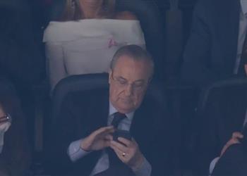 بيريز يلجأ لهاتفه لتجنب غضب جماهير ريال مدريد