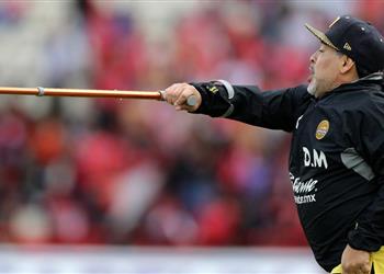 مارادونا يتراجع عن تصريحاته ضد ميسي ويهاجم الصحافة