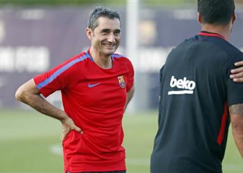 برشلونة يراقب نجم أرجنتيني ووكيله يوضح موقفه