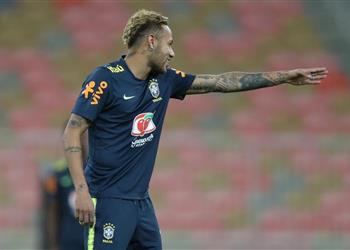 فيديو نيمار يواصل السخرية من أنباء عودته لبرشلونة أنا هناك الآن