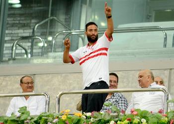 استقبال حافل من جماهير الزمالك لـ ميدو في برج العرب ابن النادي أهو