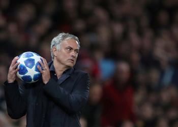 مورينيو يواصل تصرفاته الاستفزازية ويرد على هتافات جماهير يوفنتوس