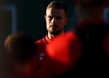 قائد ليفربول يشيد بثلاثي الهجوم ويبرز اهمية دورهم الدفاعي