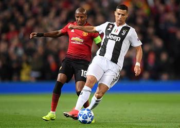 مانشستر يونايتد يبدأ مفاوضات تجديد عقد أشلي يونج