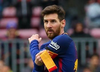 صورة ميسي يدعم طفل أكاديمية برشلونة السابق