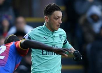 إيمري يدافع عن أوزيل بعد غضبه لاستبداله أمام كريستال بالاس