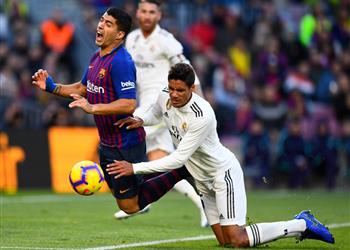 خبير تحكيمي يكشف هل يستحق برشلونة ركلة الجزاء أمام ريال مدريد