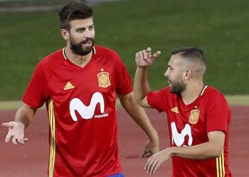 بيكيه يحث إنريكي على استدعاء جوردي ألبا للمنتخب الإسباني