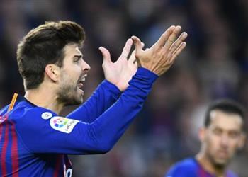 صور بيكيه يرفض اهانات جمهور برشلونة ضد راموس في الكلاسيكو