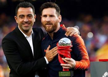 تشافي لا أستطيع منع نفسي من الضحك عندما أشاهد ميسي يلعب