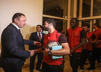الخطيب يؤازر لاعبي الأهلي قبل مواجهة الترجي في نهائي دوري أبطال إفريقيا
