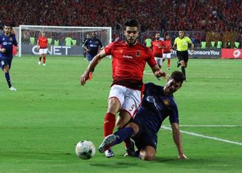 بالفيديو ازارو يمزق قميصه في ركلة جزاء الاهلي الثانية امام الترجي