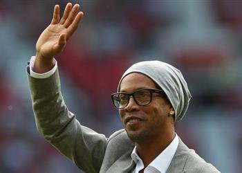 الديون تحاصر رونالدينيو وتمنعه من السفر في البرازيل